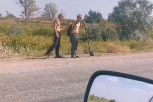 Ямы на дорогах возле села закопали местные школьники в Карагандинской области