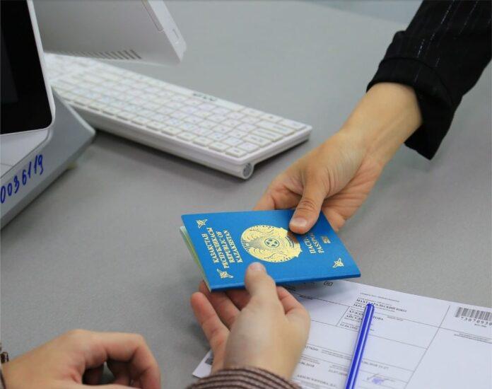 В ЦОНах Шымкента можно оплатить оформление паспорта или удостоверения с помощью QR-кода
