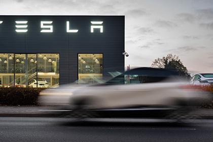 Автомобили Tesla начали резко тормозить