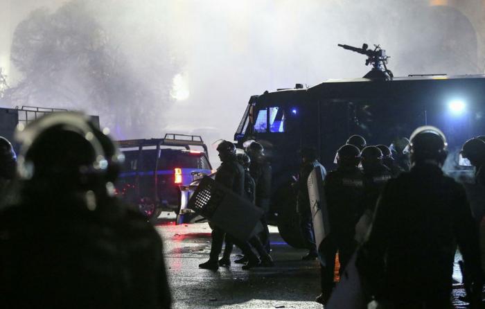 Казахские военные начали зачистку площади в Алматы, а протестующие пошли на штурм городской телевышки