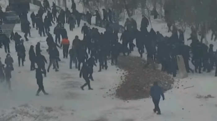 Полицейские впервые обнародовали видео массовых беспорядков перед акиматом Актобе
                13 января 2022, 03:37