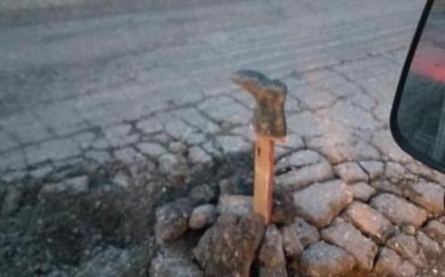 Здесь погибла рота покрышек: сапог посреди трассы насмешил жителей Карагандинской области