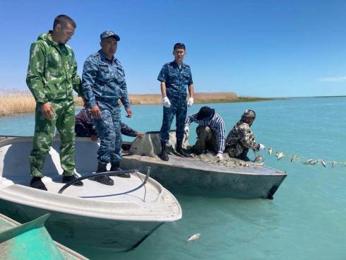 От брошенных сетей чистят дно Балхаша карагандинские полицейские