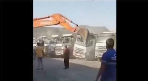 Фейк: «В Нур-Султане водитель экскаватора смял ковшом грузовики, чтобы получить зарплату»