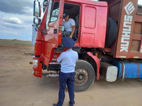 142 водителя большегрузов привлекли к ответственности карагандинские полицейские