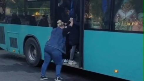 «Резиновый» автобус сняли на видео в Караганде