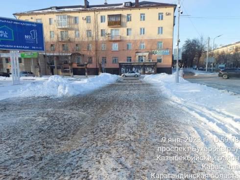 В Караганде тротуары начали подсыпать противогололёдной смесью