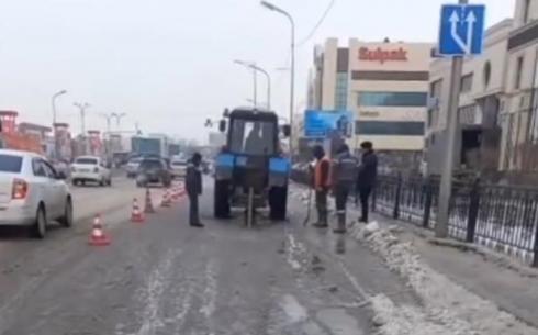 Из-за водопроводной аварии в Караганде перекрыли движение по одной полосе на центральной улице города