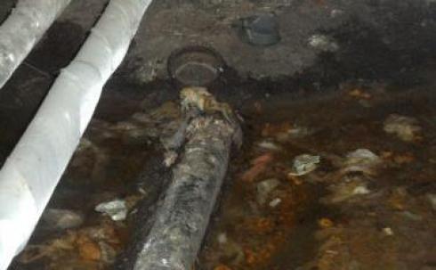 Жители одной из карагандинских многоэтажек пожаловались на канализационную протечку