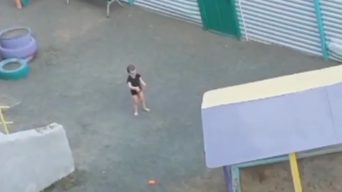 Полураздетого и одиноко гуляющего ребенка сняли на видео в Караганде