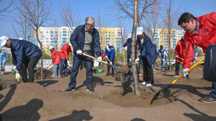 Токаев принял участие в городском субботнике
                29 апреля 2023, 12:22