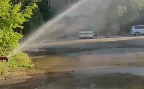 Утренний душ для жителей Майкудка - фонтан воды образовался из-за прорыва трубопровода