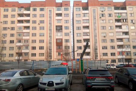 Накренившиеся дома в Алматы укрепили