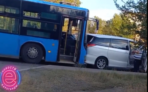 В Караганде водитель 145-го маршрута внезапно почувствовал себя плохо и столкнулся с легковыми автомобилями