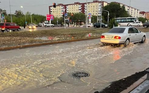 В Караганде устраняют последствия сильного ливня