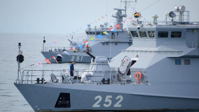 Парад военных кораблей прошел в Актау в честь 30-летия Военно-морских сил РК