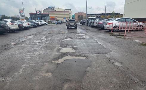 Мейрам Кожухов раскритиковал парковки около торговых центров