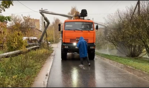 В Караганде водитель грузовика снес бортом теплотрассу. Несколько семей остались без отопления