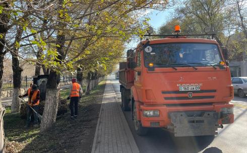 С осенним листопадом борются коммунальные службы Караганды