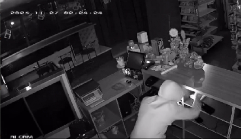 В Караганде ограбление магазина попало на видео
