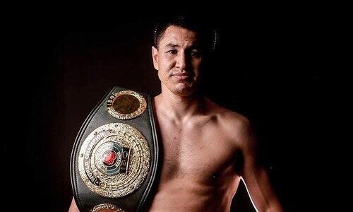 Чемпиону мира по боксу из Казахстана «отдали» победу в бою за два титула