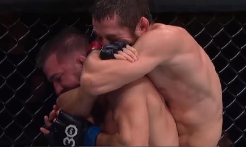 Досрочно завершился бой бойца из команды Хабиба Нурмагомедова на UFC 296. Видео