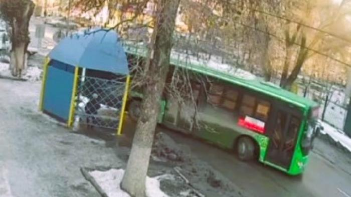 В Талгаре пьяный мужчина угнал автобус и совершил ДТП
                25 декабря 2023, 22:40