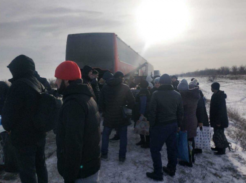 Находившимся в сломанном автобусе иностранцам помогли в Карагандинской области