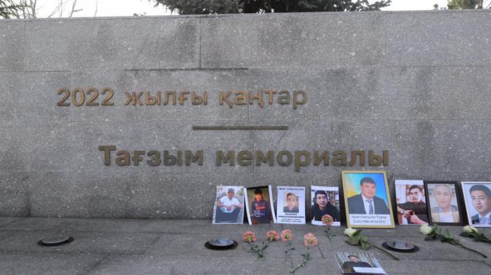 Алматинцы возложили цветы к мемориалу 