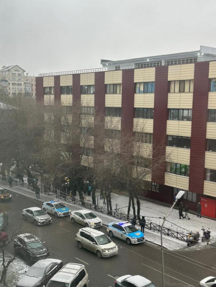 Курьеры собрались перед офисом Wolt в Алматы
                15 января 2024, 18:18