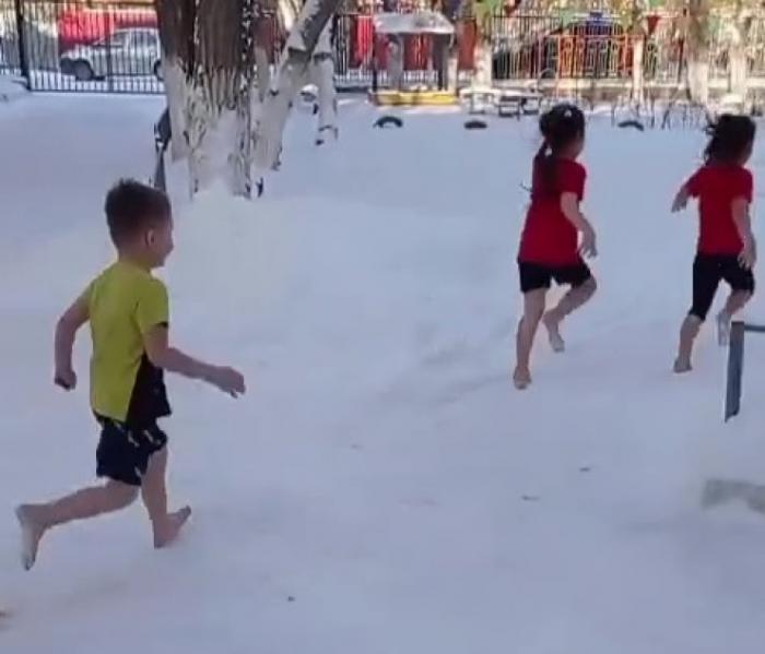 Босиком по снегу: видео из детского сада обсуждают казахстанцы
                18 января 2024, 12:22