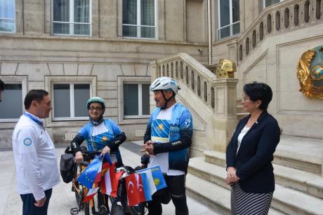 Мангистауский путешественник проехал на велосипеде путь из Актау в Париж