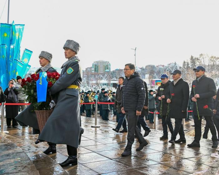 Аким Алматы возложил цветы к монументу Независимости