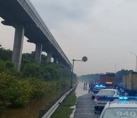 Banjir Membludak di Tol Jagorawi Km 12, Lalin Diatur Ketat dan Rest Area Ditutup!