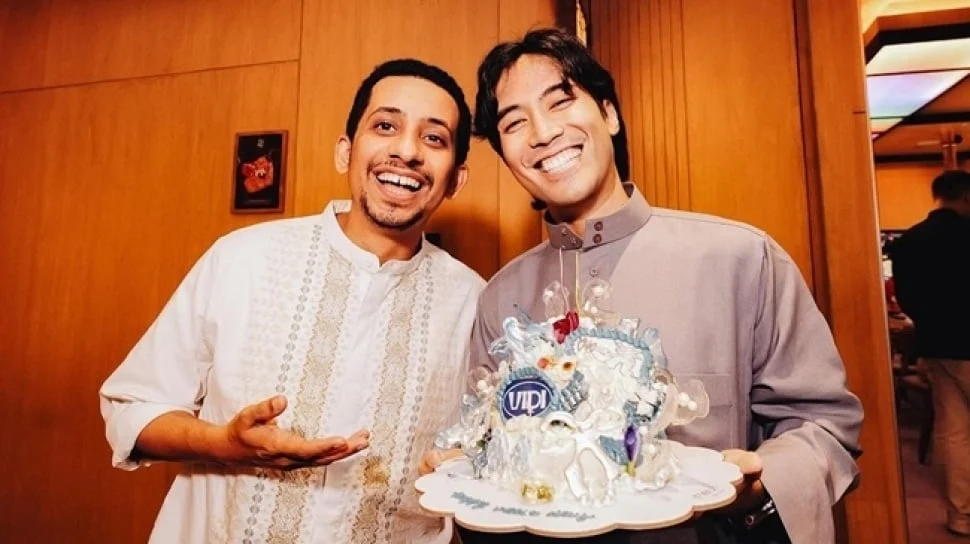 Egi Fazri Viral Tiru Gaya Vidi Aldiano, Bawa Kue Ulang Tahun ke Makam Sang Penyanyi