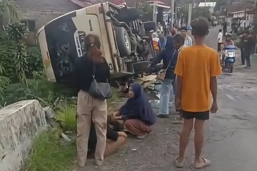 Elf Terguling di Jalan Panjalu‑Cikijing, 6 Pemudik Tewas dalam Tragedi Malam Hari Elf Terguling di Jalan Panjalu‑Cikijing, 6 Pemudik Tewas dalam Tragedi Malam Hari