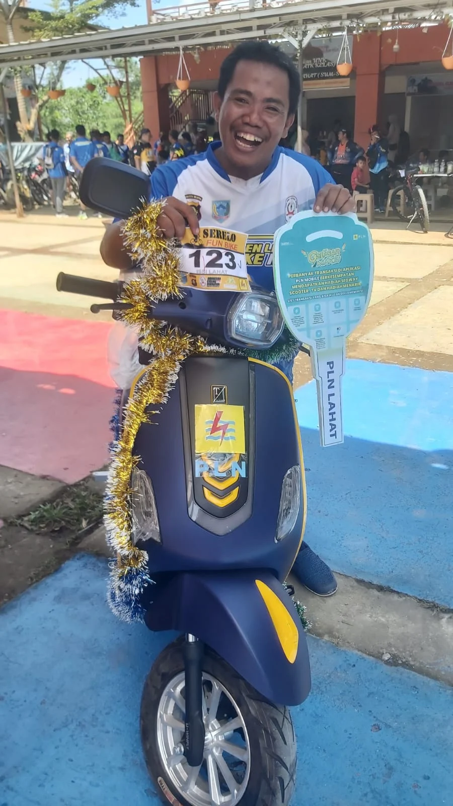 Gunawan Pulang Bawa Motor Listrik Gratis Setelah Main ke Monas, Warga Jakarta Riuh Sorak Doorprize Pasar Murah