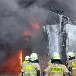 Kebakaran Hebat di Kalideres Bakar 19 Bangunan, 18 Mobil Damkar Dikerahkan