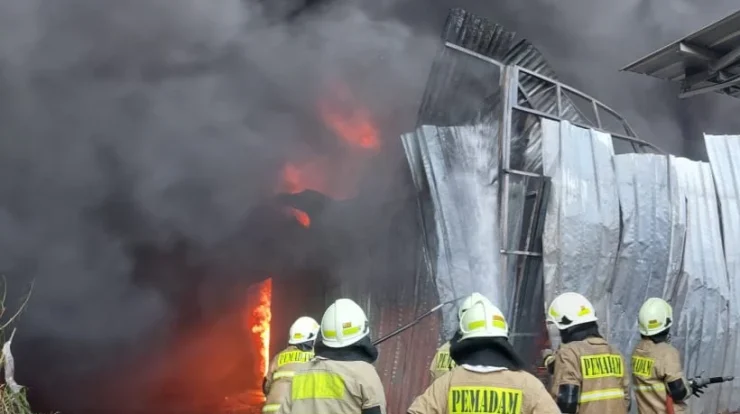 Kebakaran Hebat di Kalideres Bakar 19 Bangunan, 18 Mobil Damkar Dikerahkan