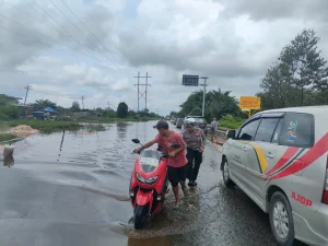 Kompol Ega Prayudi Berani Jalan Kaki di Hujan Deras, Bikin Netizen Geger!