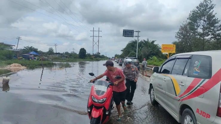 Kompol Ega Prayudi Berani Jalan Kaki di Hujan Deras, Bikin Netizen Geger!