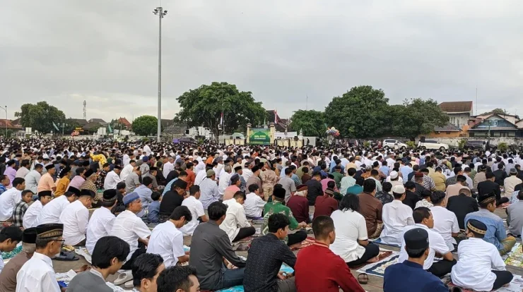 KPK Fasilitasi 67 Tahanan Salat Idul Fitri, Yaqut Cholil Qoumas Ikuti Ibadah di Gedung Merah Putih