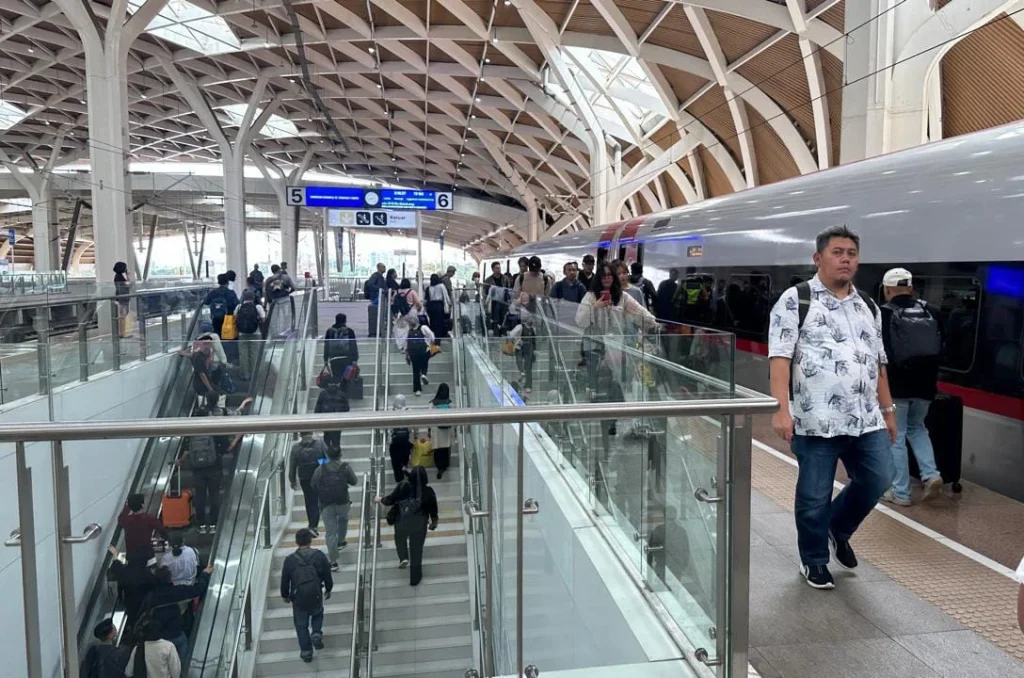 Lonjakan Penumpang Whoosh Naik hingga 30% di Lebaran 2026: KCIC Siapkan 653.888 Tiket untuk Mudik Nasional Lonjakan Penumpang Whoosh Naik hingga 30% di Lebaran 2026: KCIC Siapkan 653.888 Tiket untuk Mudik Nasional