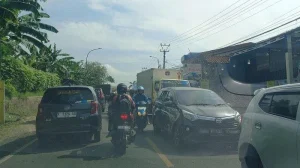 Macet Panjang 4 km di Jalur Arteri Sukabumi: 21.000 Kendaraan Tersendat, Tol Bocimi Jadi Penyelamat