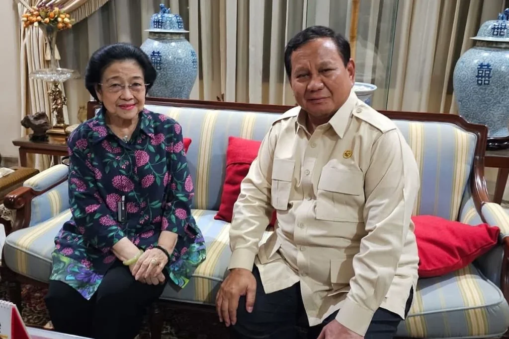 Megawati & Prabowo Bertemu di Istana: Ray Rangkuti Ungkap Ambiguitas Koalisi PDIP Megawati & Prabowo Bertemu di Istana: Ray Rangkuti Ungkap Ambiguitas Koalisi PDIP