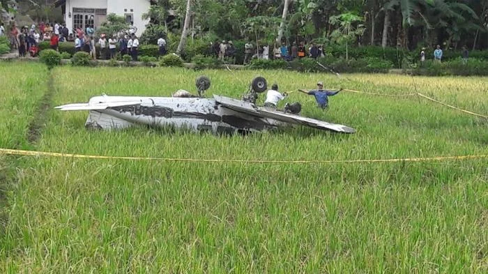 Mendengar Suara Mesin, Warga Boyolali Saksikan Jatuhnya Pesawat Latih di Sawah — Apa yang Terjadi?