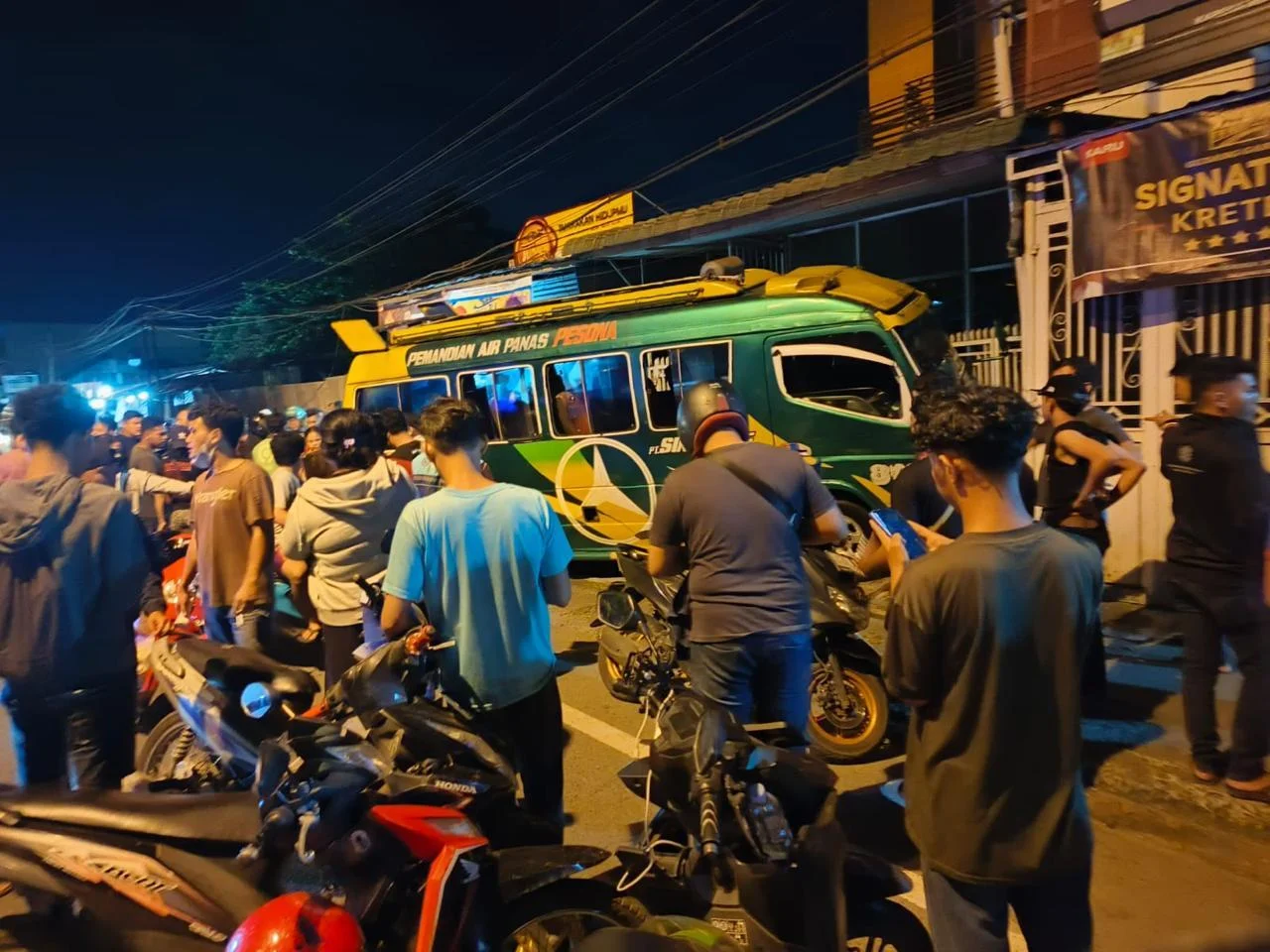 Minibus Tabrak Restoran Jepang di Gading Serpong, Pengunjung Terluka Parah, Hingga Puluhan Juta Rugi