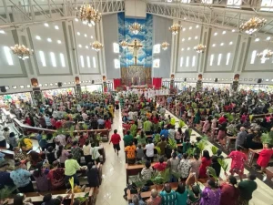 Misa Minggu Palma di Katedral Tiga Raja Timika Dipadati Umat, Pastor Benyamin Magai Ungkap Pesan Kedalaman Spiritual
