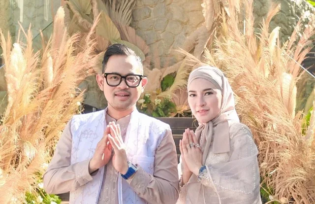 Momen Haru Lebaran: 7 Potret Shandy Purnamasari dan Juragan 99 Gelar Open House Penuh Kebahagiaan