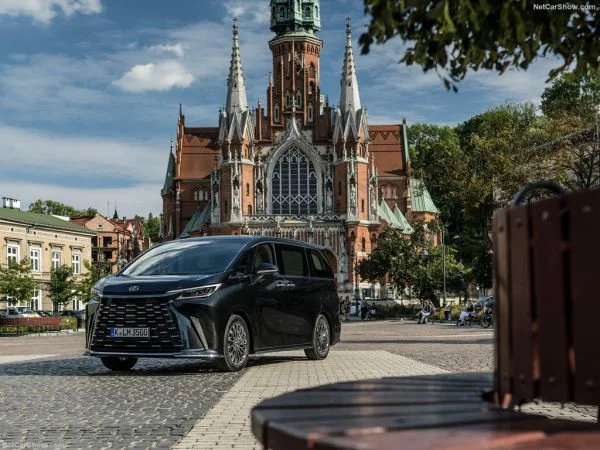 Mudik In Style 2026: Saksikan Sultan Jalanan dengan Lexus LM 350h Rp 3,4 Miliar